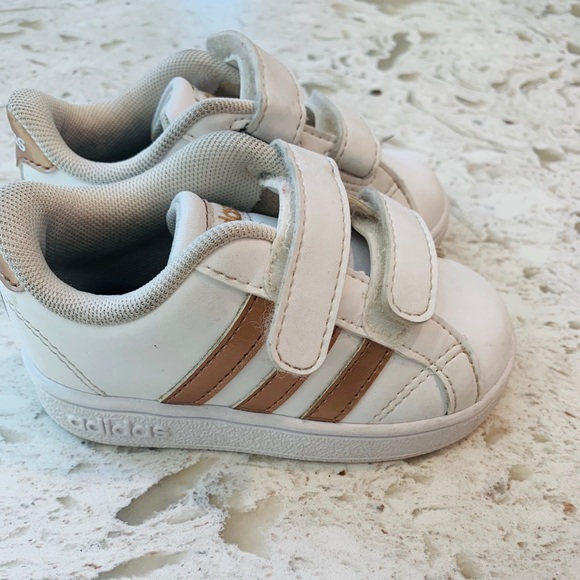 girls rose gold adidas shoes